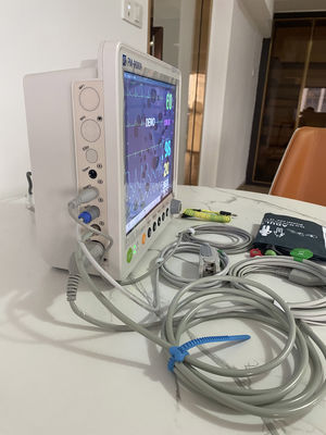 12.1インチ5パラメータポータブル患者モニター（医療用、16言語対応）