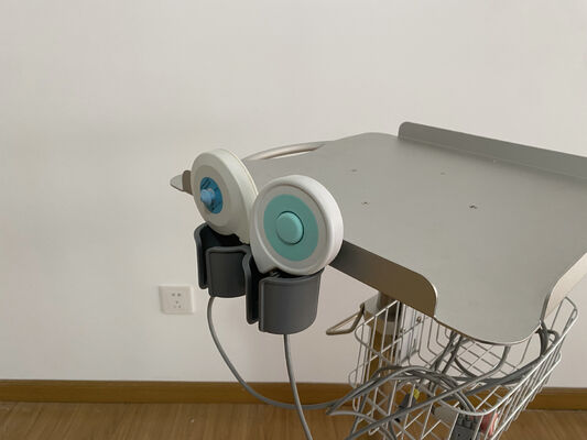 ECG機器用および超音波機器用の可動バスケット付きトロリー