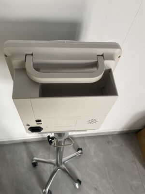 SpO2、NIBP、呼吸数、ECG、体温を測定できるマルチパラメータ患者モニター