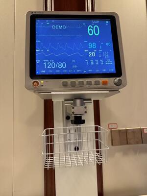 高さ調整可能な金属壁支架 病院病棟の患者モニター設置